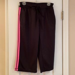 Black & hot pink athletic Capri